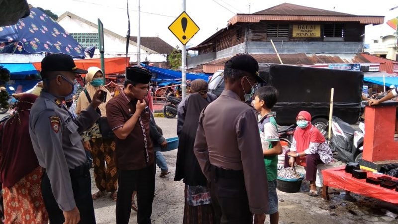 Camat Tanjung Raya, Andria Asmi beserta Muspika melakukan monitoring dan Sosialisasi terkait penerapan PSBB di area pasar setempat